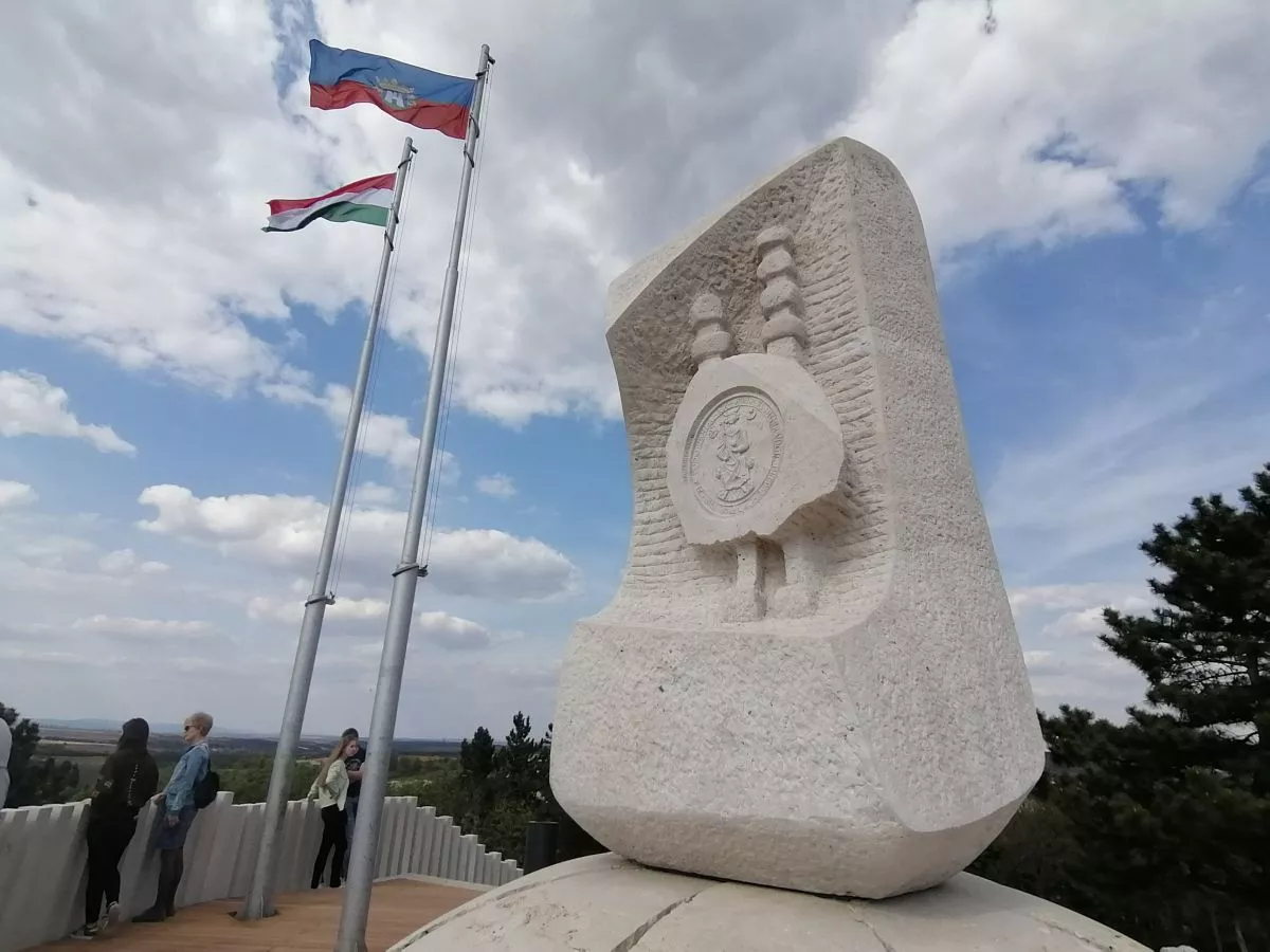 Programok és látnivalók Székesfehérváron - Aranybulla-emlékmű