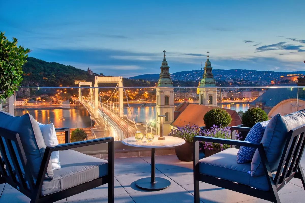 Panoráma, naplemente, koktélok: Budapest top rooftop bárjai