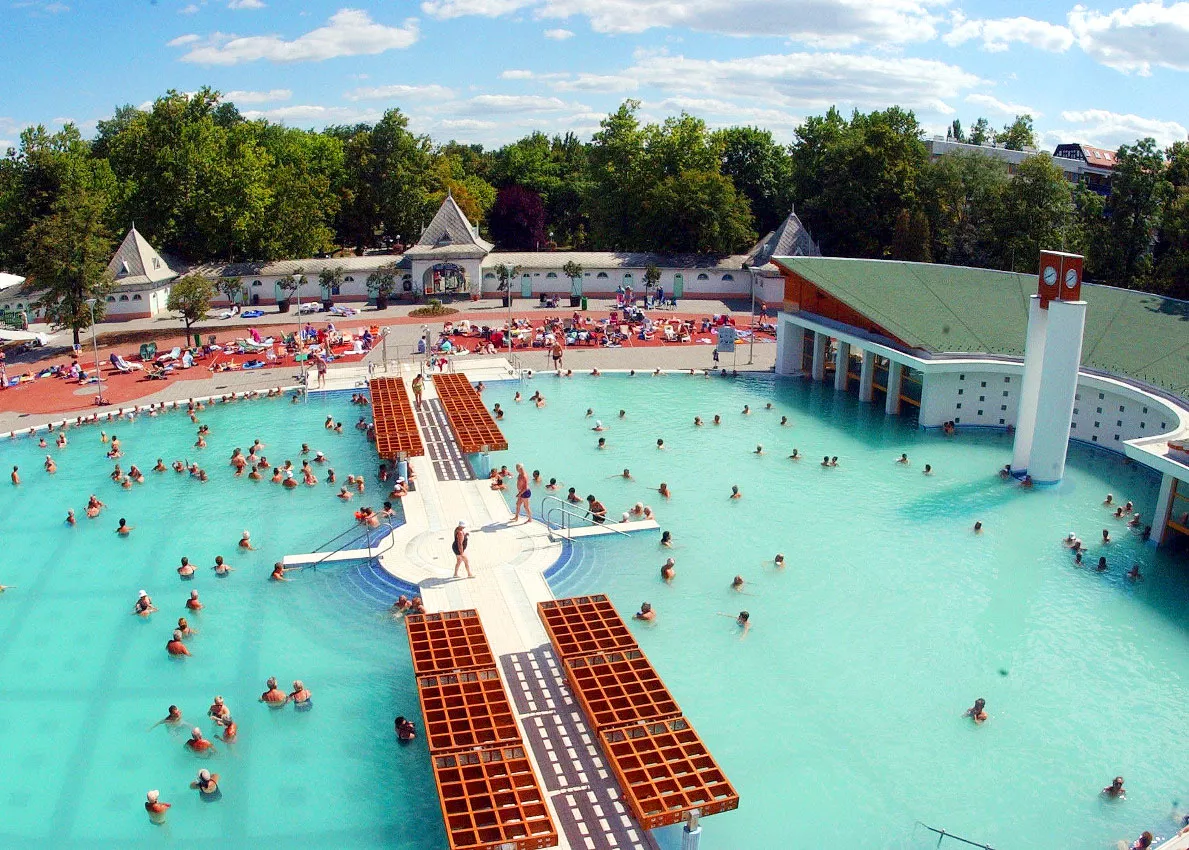 Megnyitott a harkányi Strand