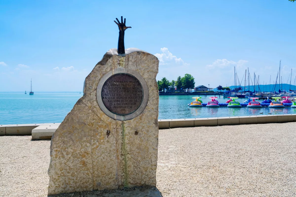Látnivalók Balatonfüreden - A Pajtás Hajó Áldozatainak Emlékműve