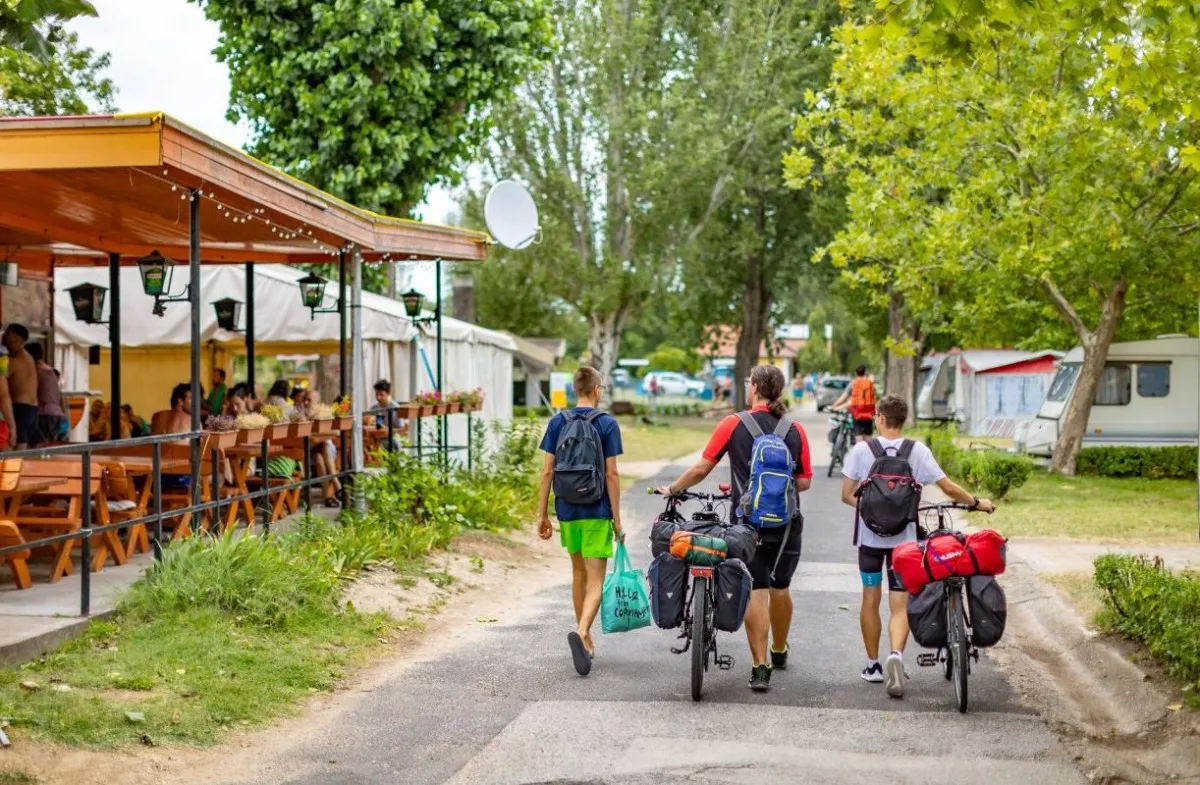 Balatoni kemping saját stranddal és családi programmal - Balatontourist Strand-Holiday Kemping (Balatonakali)