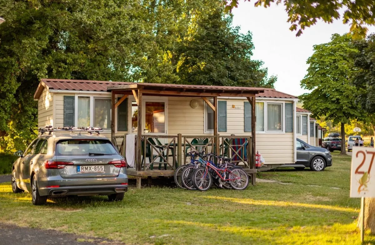 Balatoni kemping saját stranddal és családi programmal - Balatontourist Napfény Kemping (Révfülöp)