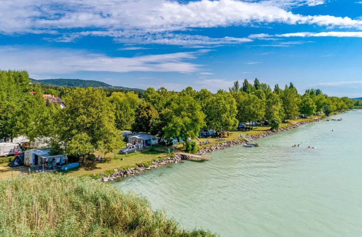 Balatoni kemping saját stranddal és családi programmal - Balatontourist Strand-Holiday Kemping (Balatonakali)