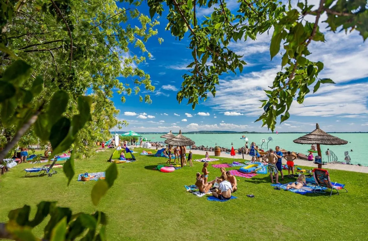 Balatoni kemping saját stranddal és családi programmal - Balatontourist Napfény Kemping (Révfülöp)