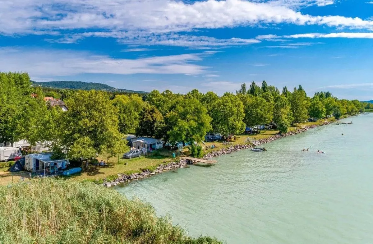 6 kiváló balatoni kemping meseszép saját stranddal és sok programmal!