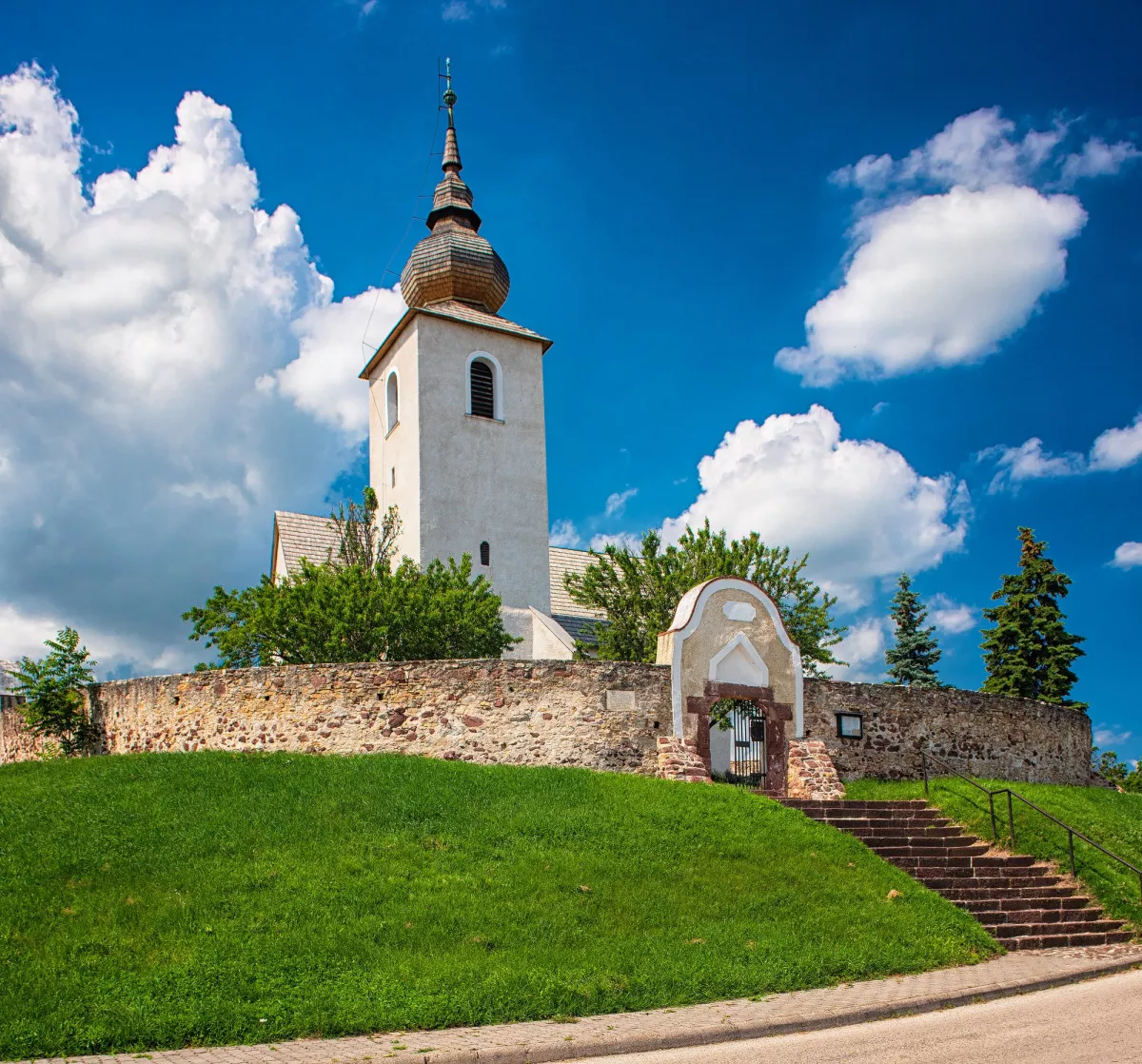 5 kihagyhatatlan látnivaló a Dunántúlon - Erődített Református templom, Balatonalmádi