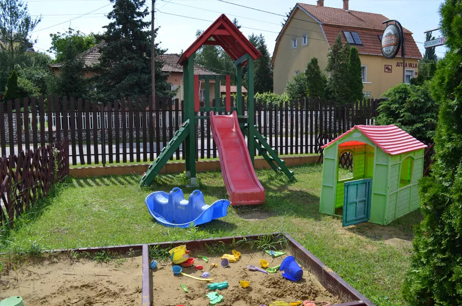 Gyerekbarát vidéki szálláshely kültéri játszótérrel - Hungária Panzió, Miskolctapolca