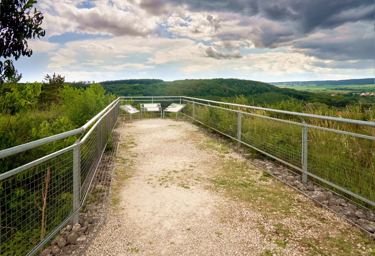 Fertőrákosi Kőfejtő és Barlangszínház - a Szárhalmi-erdőre néző kilátó