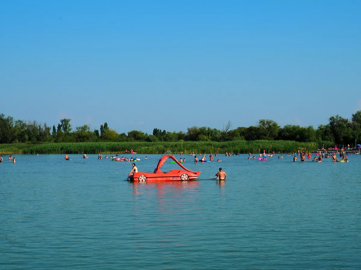 Családi kerékpártúrák a Balaton körül - csobbanjatok a balatonmáriafürdői strandon