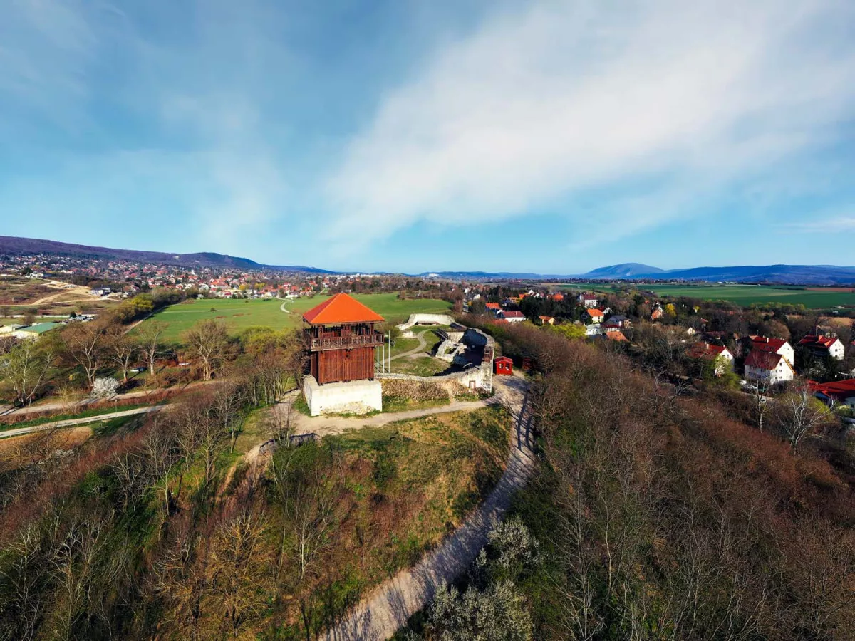 Lenyűgöző kirándulóhely Budapest környékén - Bányató, vár és vízesés (Solymár)