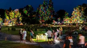Káprázatos fényfestés a vetítővászonná változó Mini Magyarország makettparkban a Múzeumok Éjszakáján