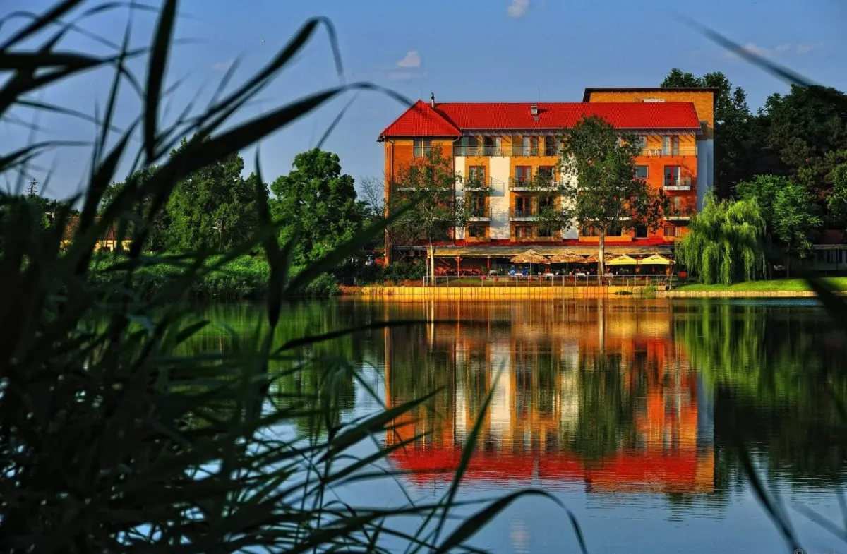 Vízparti szállások Magyarországon - Hotel Corvus Aqua, Gyopárosfürdő
