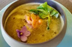 Tiki Beach Bisztró - a meglepő balatoni strand „büfé” Zamárdiban