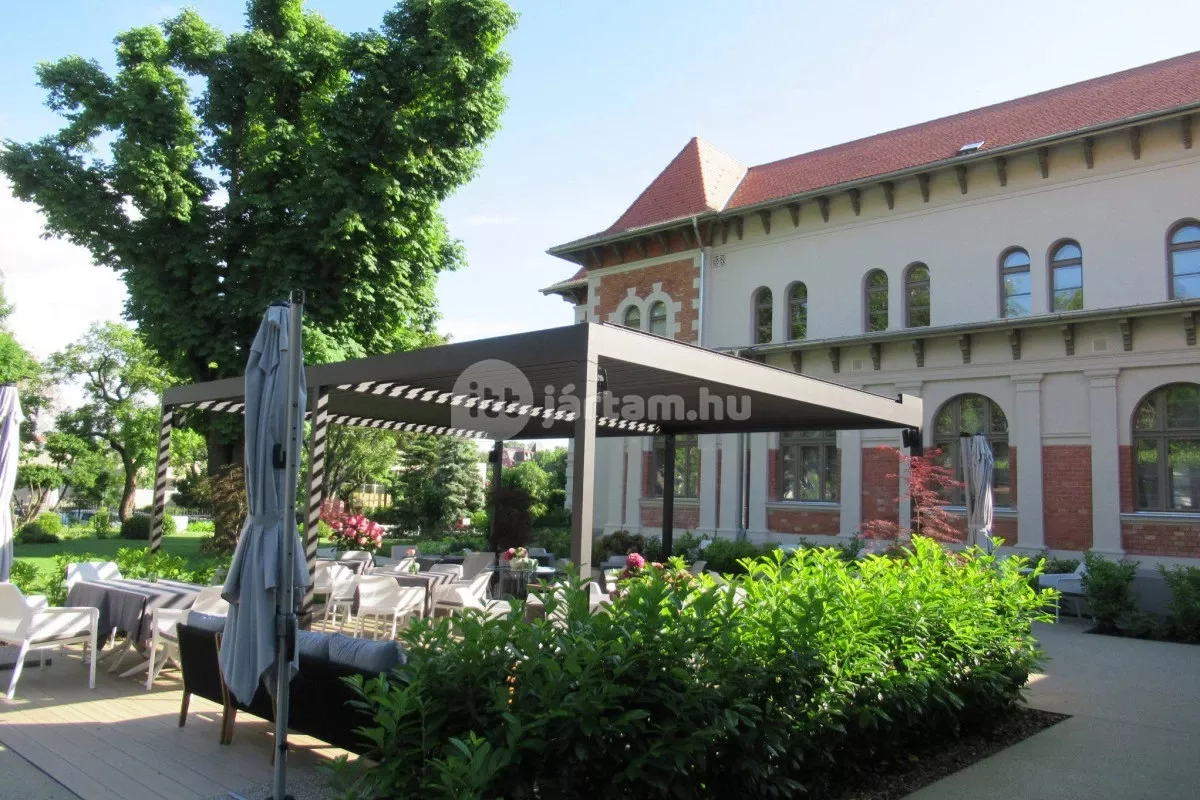Budapesti kiülős éttermek kerthelyiséggel, terasszal - Bobo Restaurant / Haris Park (Budapest)