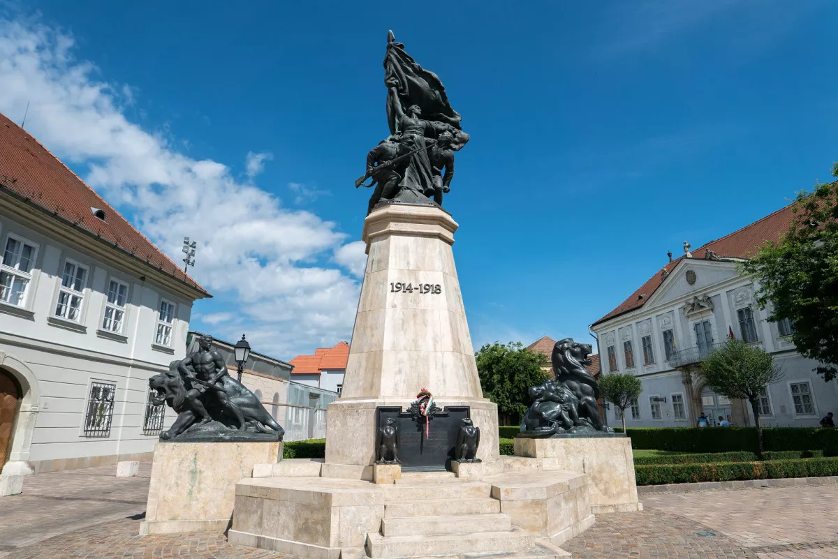 Vác látnivalók és nevezetességek - I. Világháborús Emlékmű a váci Március 15. tér