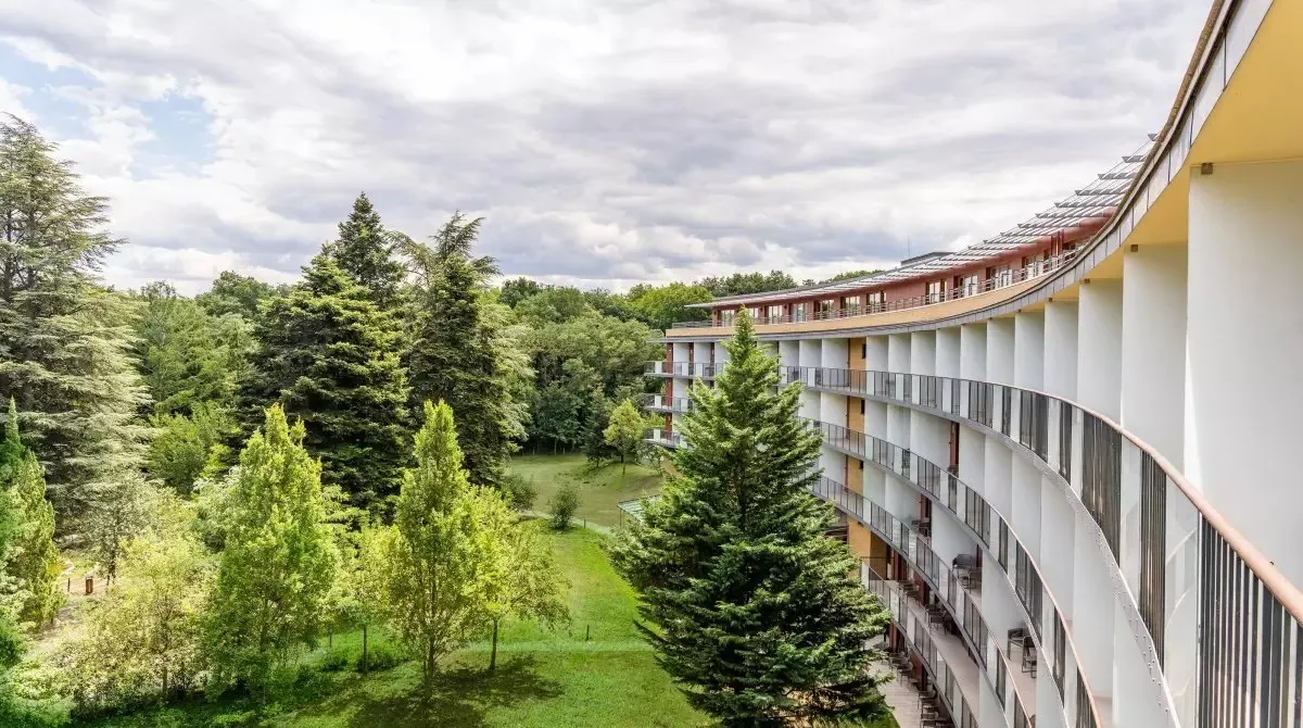 Újjászületett a soproni Fagus Hotel a festői Lővérek ölelésében.