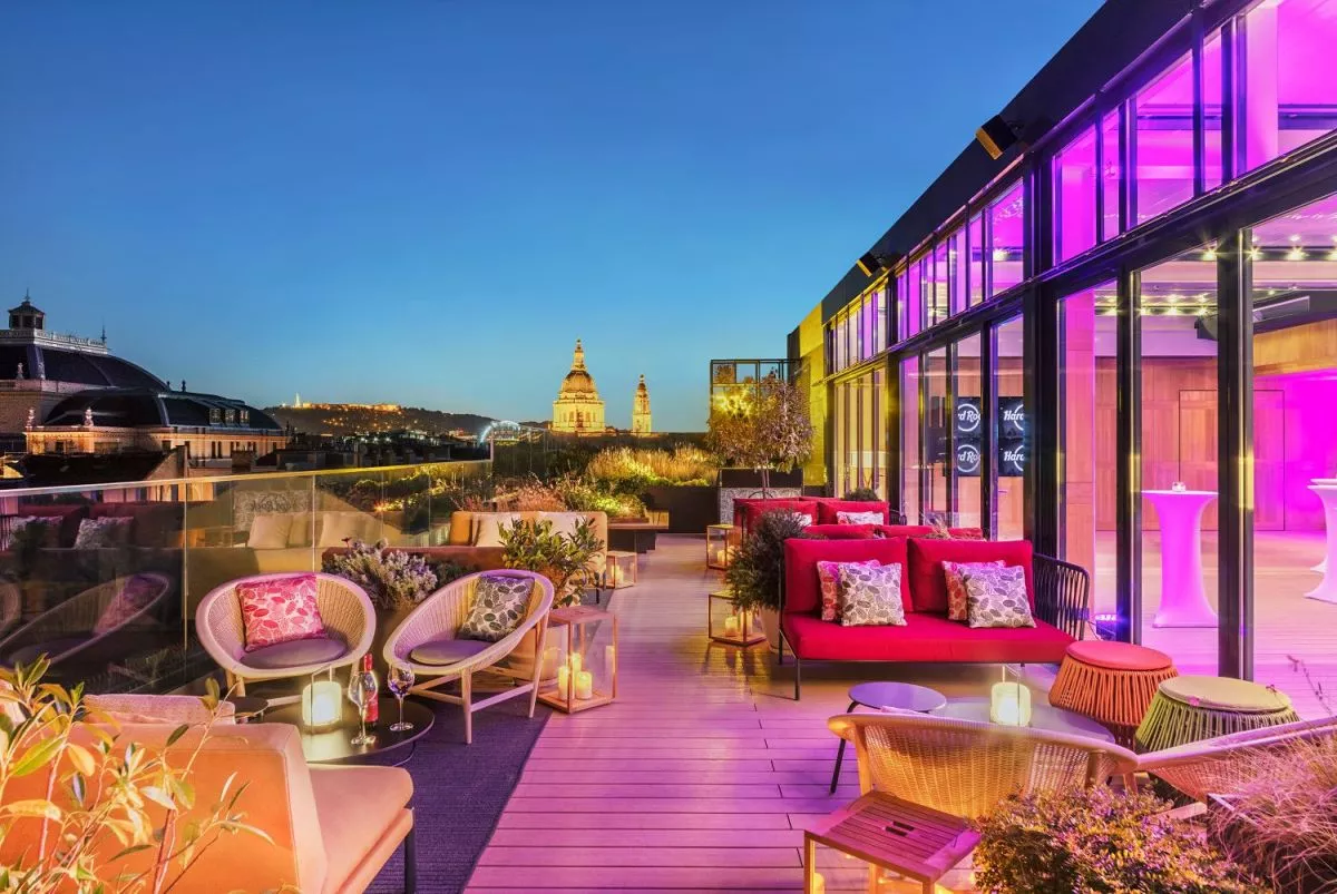 Új skybar Budapesten: a Hard Rock Hotel Budapest megnyitotta a Roxy Rooftop Lounge rooftop bárt