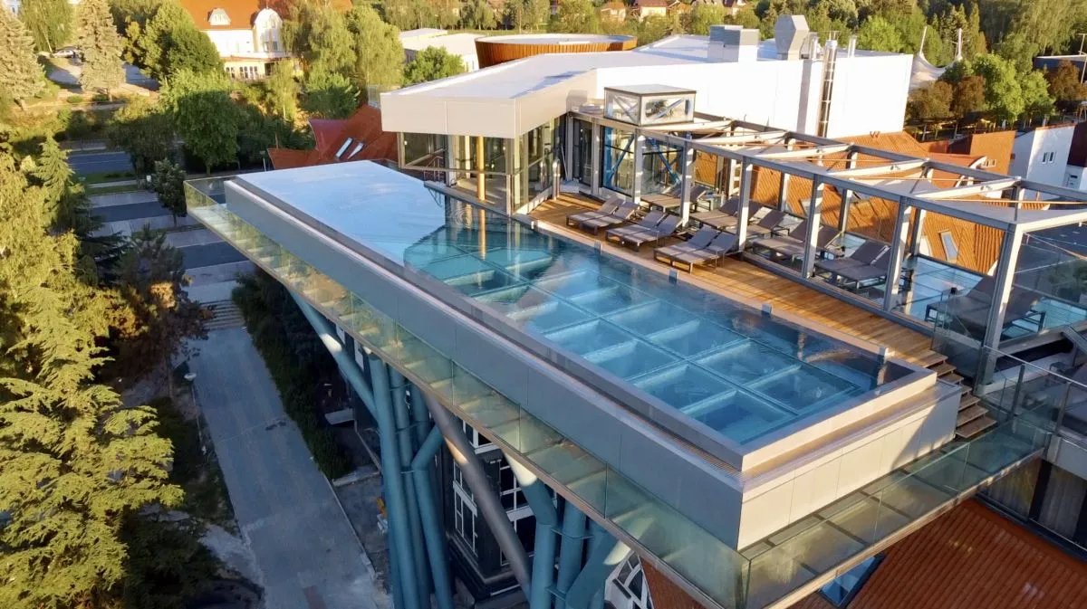 Tetőtéri medencétől a növényfallal bélelt wellnessig: 5+1 megújult szálloda Magyarországon