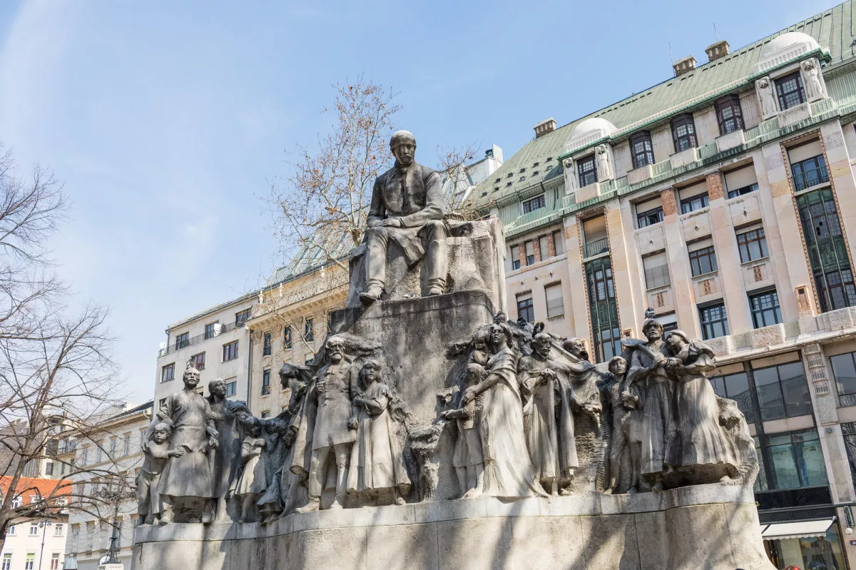 Budapest különleges szobrai - Vörösmarty Mihály-szobor, Vörösmarty tér