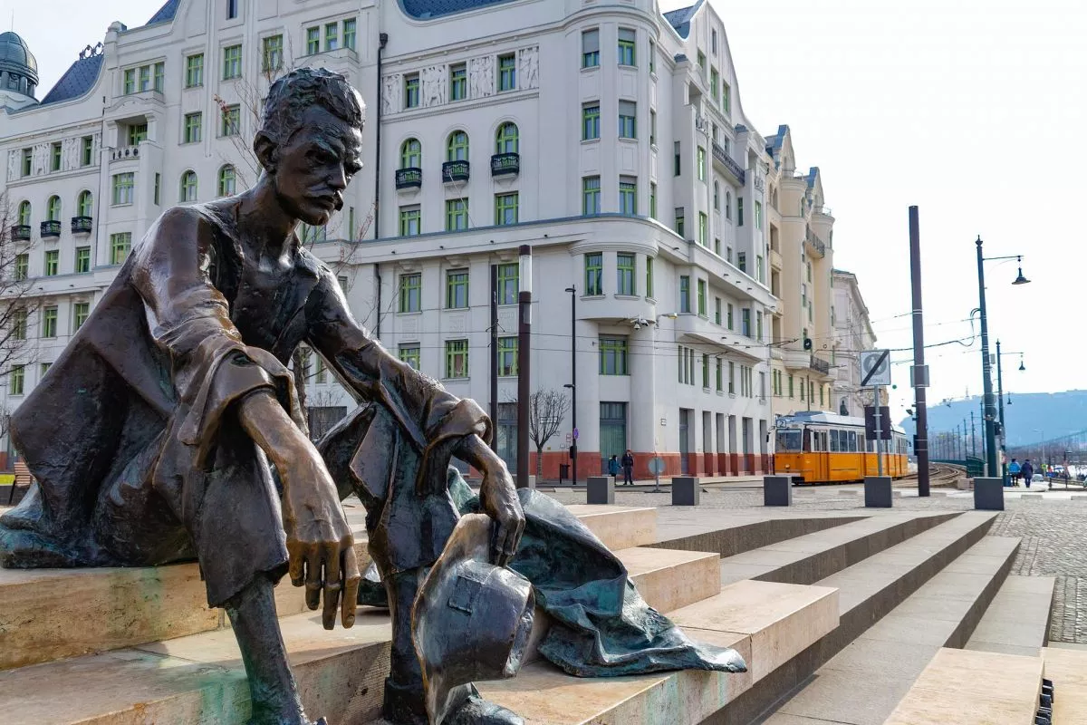Budapest különleges szobrai - József Attila szobor (Kossuth Lajos tér)