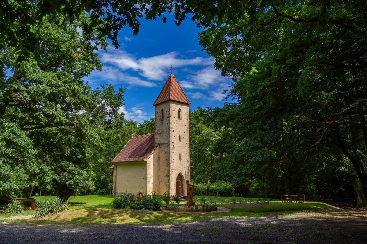 8 varázslatos látnivaló az Őrségben - Szentháromság templom, Velemér