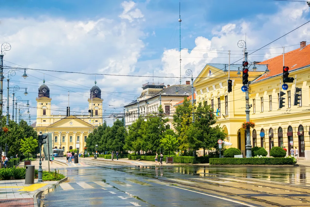 Debrecen látnivalók - Kossuth térbe futó Piac utca, Debrecen