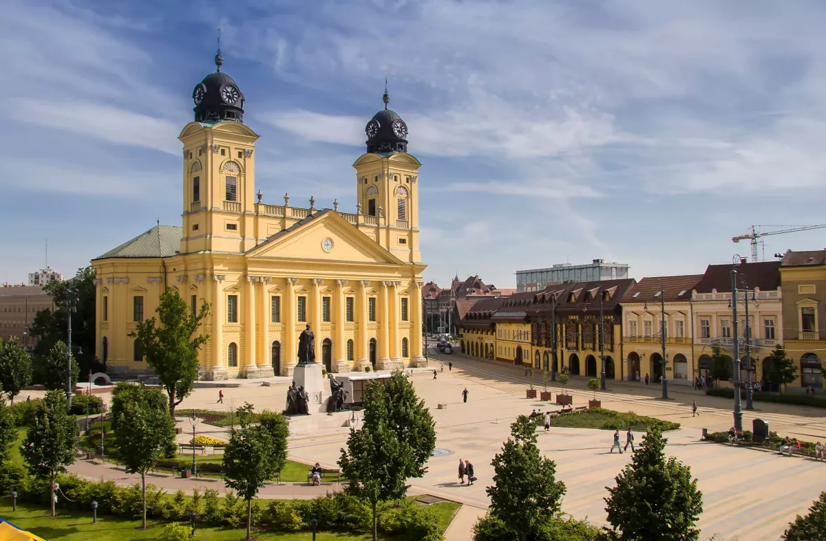 Debrecen látnivalók - Kossuth tér és a Debreceni Református Nagytemplom, előtte a Kossuth-szoborcsoporttal