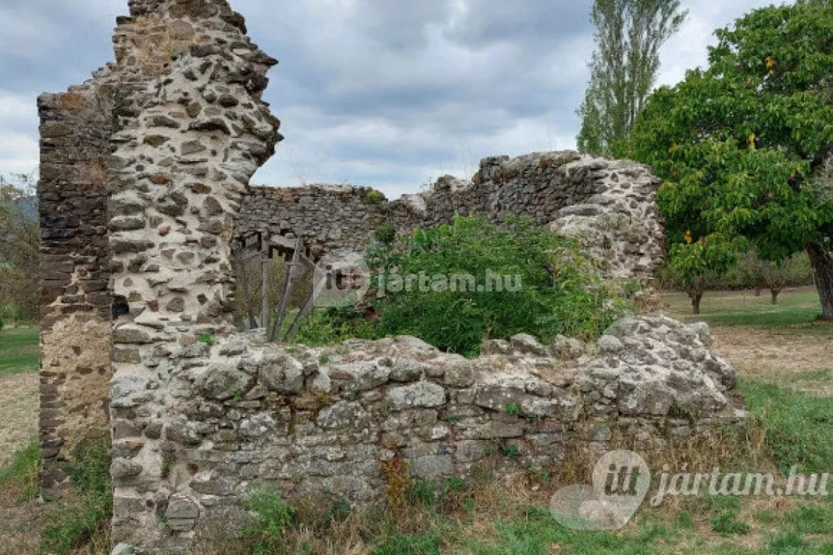 Ismerd meg a Káli-medence legszebb látnivalóit! - Töttöskáli templomrom/ Fotó: ittjartam.hu