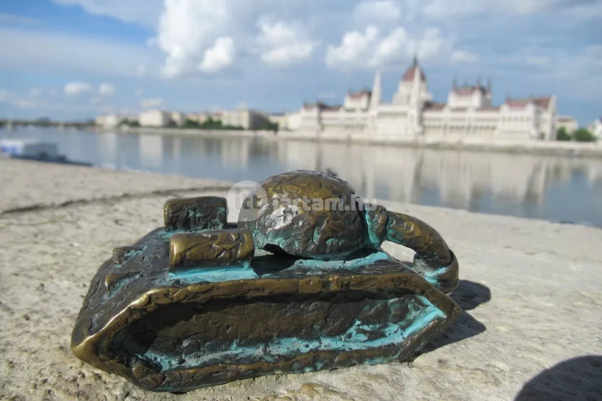 Kolodko miniszobrok nyomában Budapesten - Szomorú tank/ Kép: ittjartam.hu, ZigZag