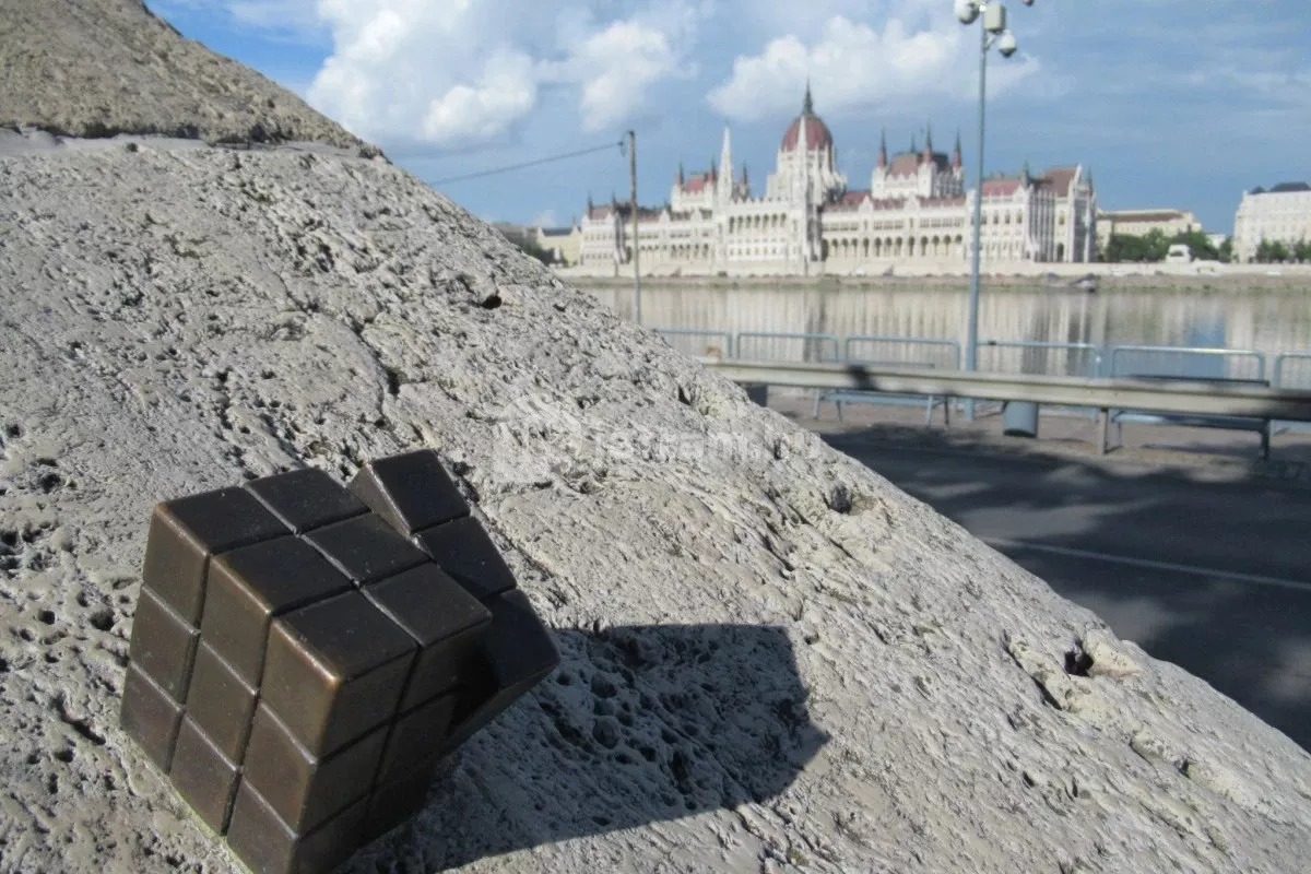 Kolodko miniszobrok nyomában Budapesten - Bűvös kocka/ Kép: ittjartam.hu, ZigZag