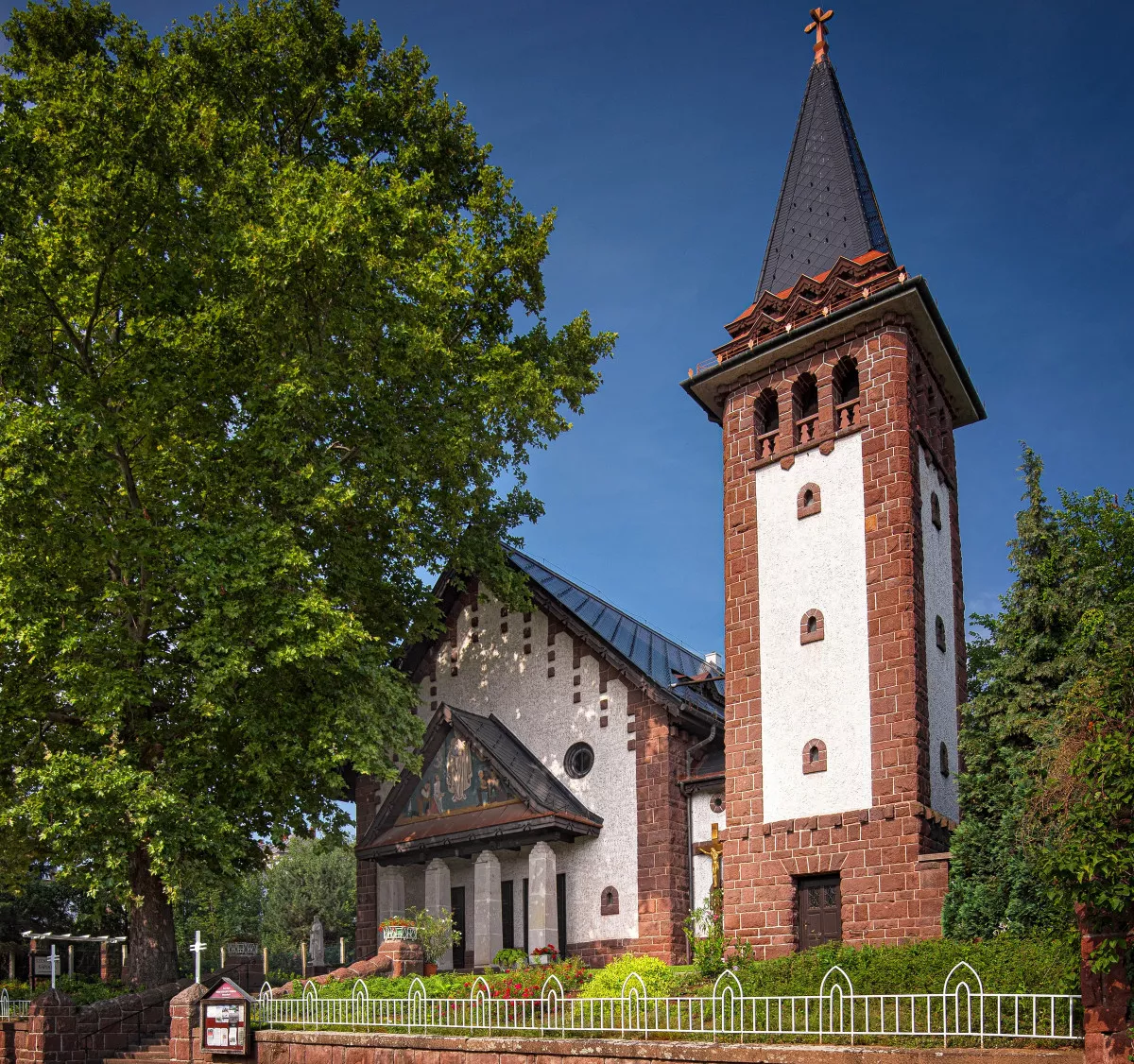 Kihagyhatatlan látnivalók Balatonalmádiban - Szent Imre templom