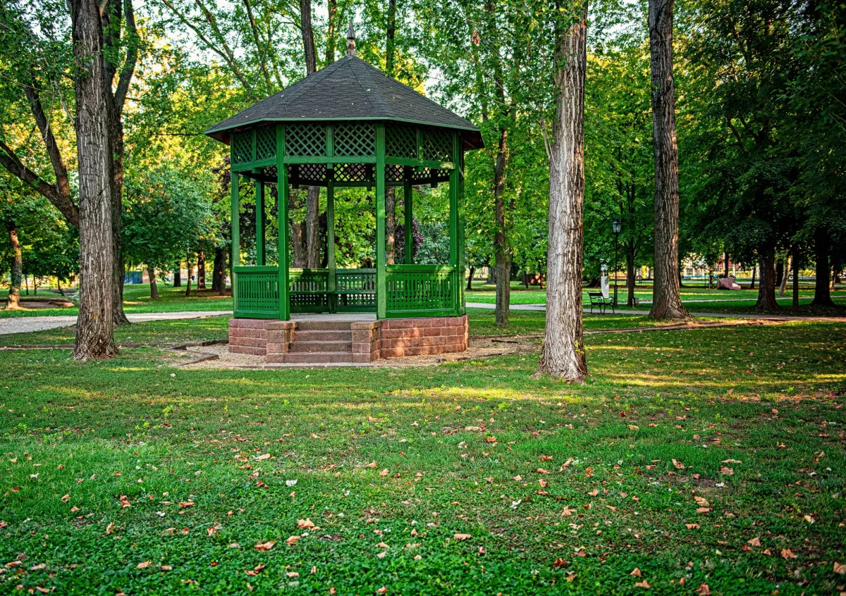 Kihagyhatatlan látnivalók Balatonalmádiban - Kézfogás Európa szoborpark