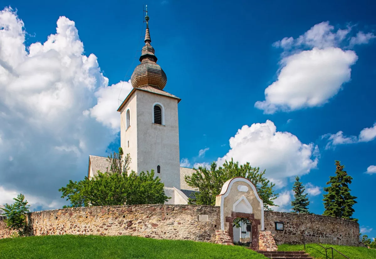 Kihagyhatatlan látnivalók Balatonalmádiban - Erődített Református templom