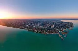 Szuper helyek vannak a Balaton északi partján - kihagyhatatlan látnivalók Balatonalmádiban