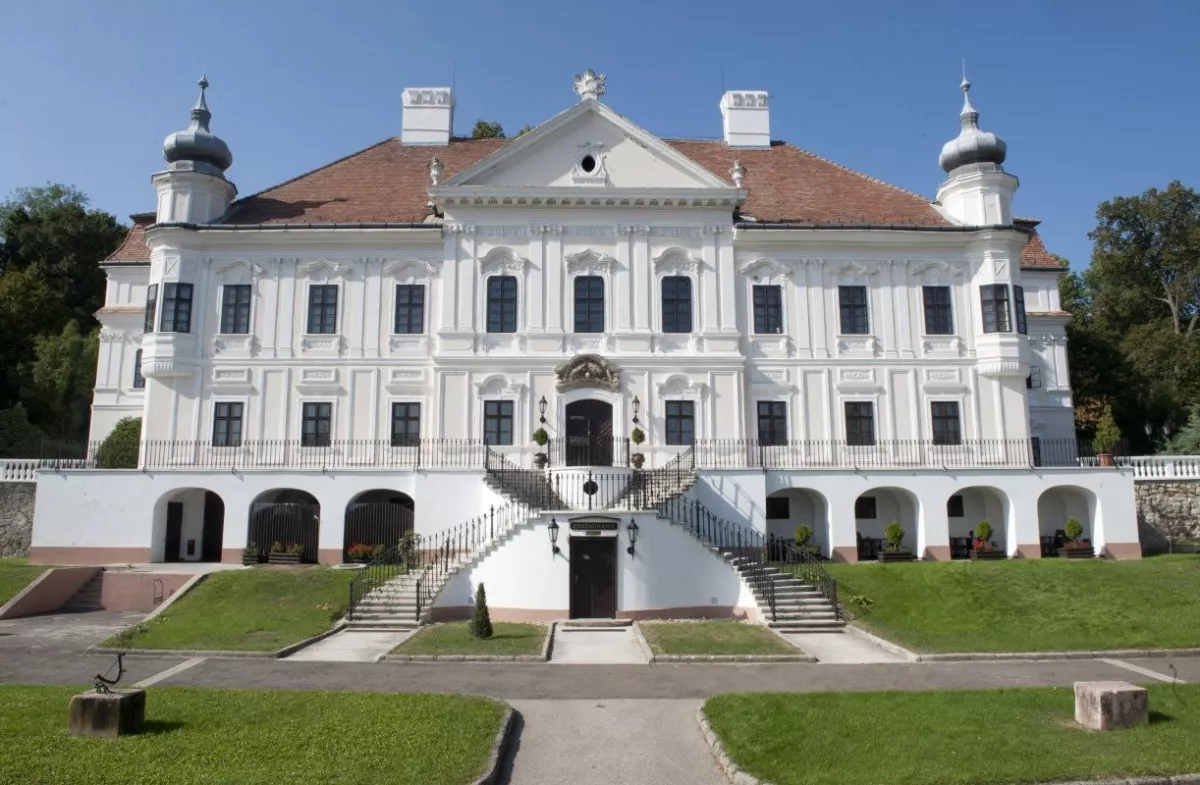 10 festői kastélyhotel és kúria Magyarországon - Teleki-Degenfeld Kastélyszálló (Szirák)