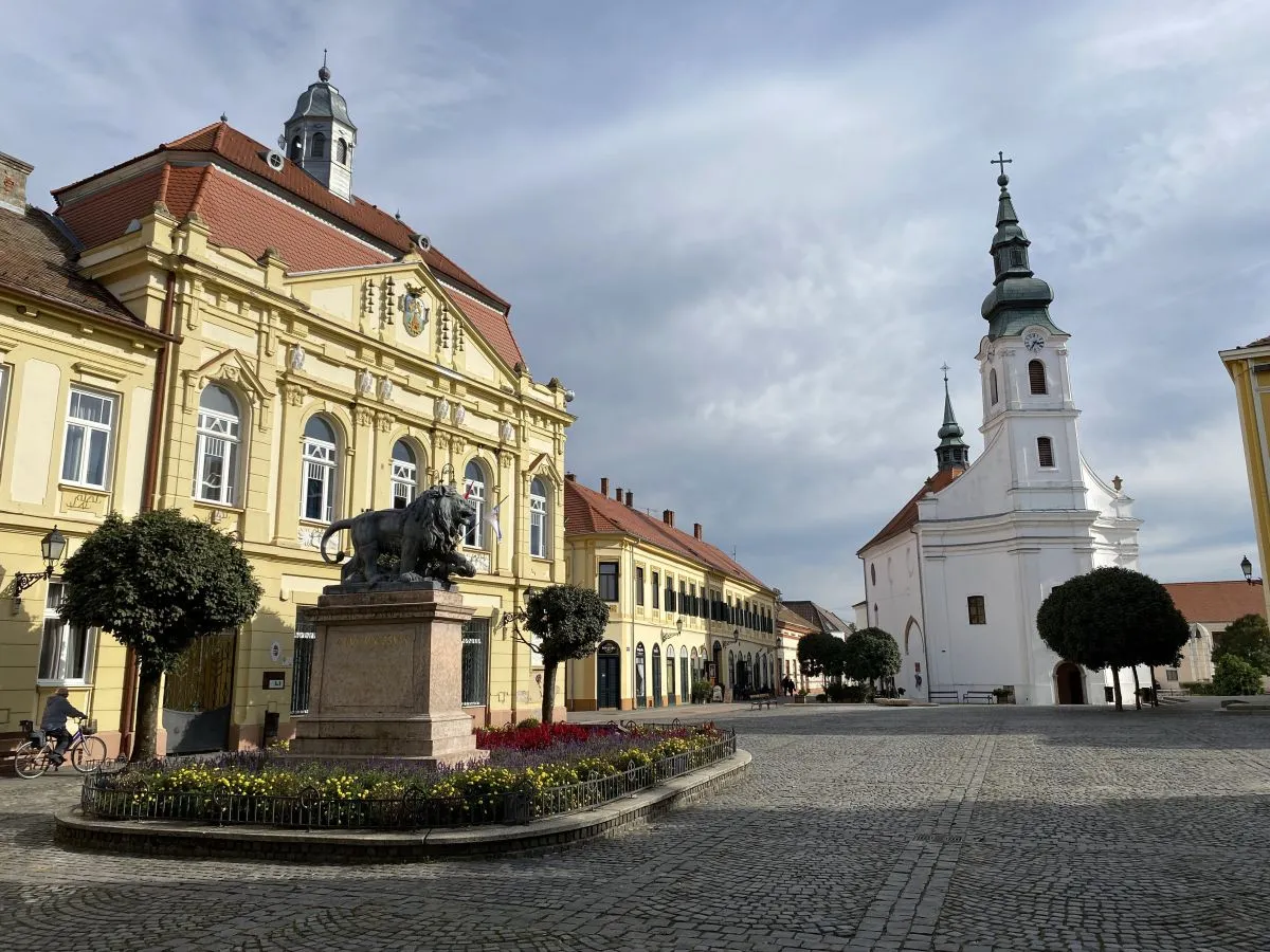 Tavaszi kirándulás egy történelmi városban - Zrínyi tér az Oroszlán szoborral és Szent Rókus-templommal
