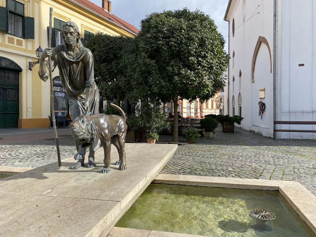 Tavaszi kirándulás egy történelmi városban - Szent Rókus szökőkút