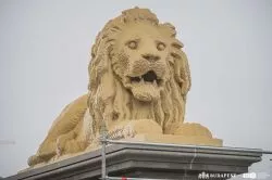 Szenzáció a budapesti Lánchíd felújításánál: több százezer LEGO-ból készült az új oroszlán