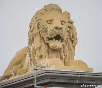Szenzáció a budapesti Lánchíd felújításánál: több százezer LEGO-ból készült az új oroszlán