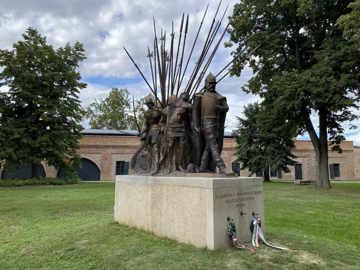 Katonai emlékművek, emlékparkok és emlékhelyek Magyarországon - emlékszobor a szigetvári csatáról a Zrínyi várban