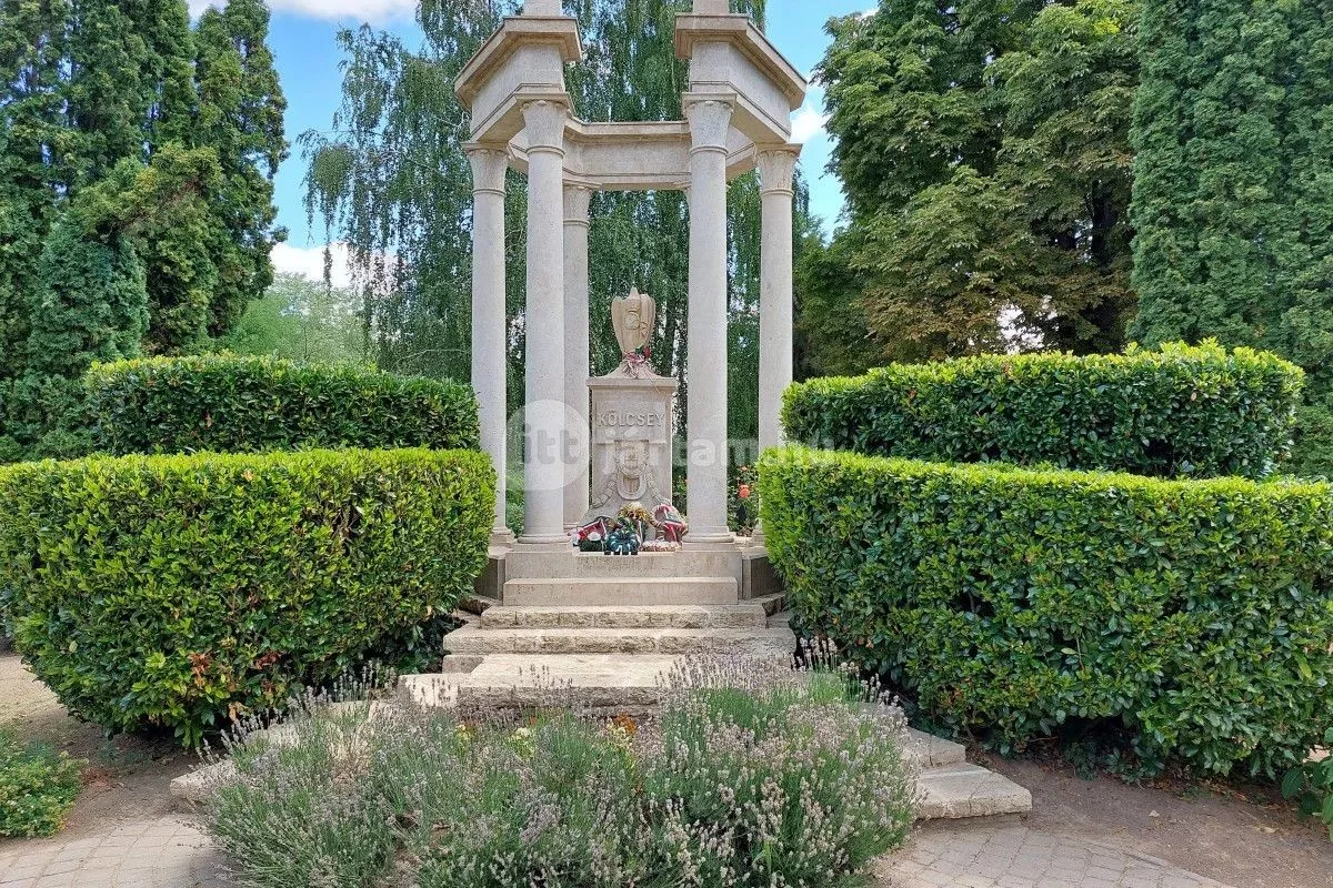 Irodalmi emlékhelyek - Kölcsey Ferenc sírhelye a szatmárcsekei csónakos fejfás temetőben