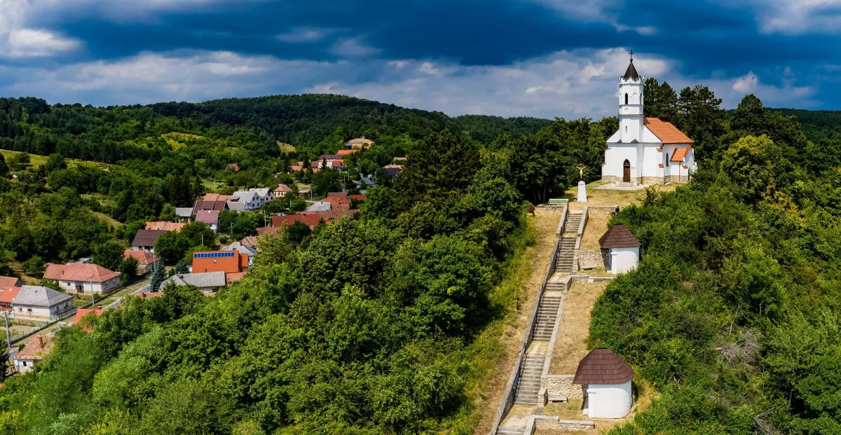 Festői szépségű települések és mesés falvak az országban - kálvária Magyarpolány