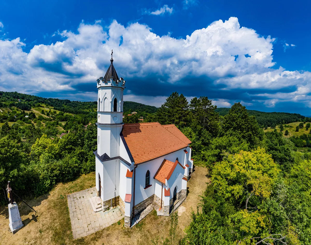 Festői szépségű települések és mesés falvak az országban - Fájdalmas Szűz kápolna (Magyarpolány)