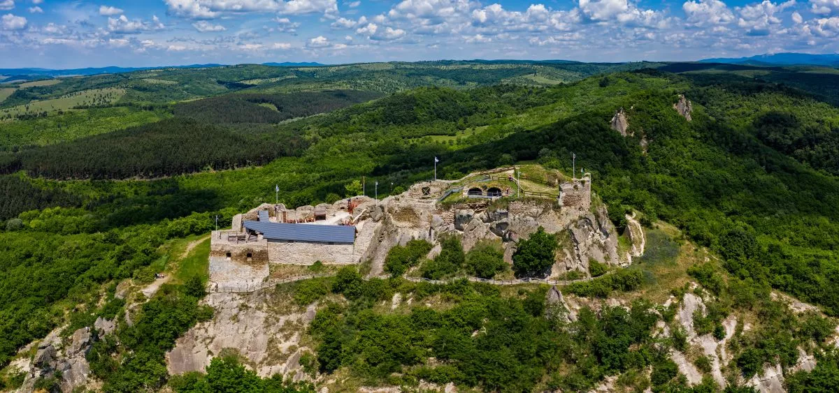 Csodás panorámák a Kéktúra útvonalán, ahonnan terepasztallá törpül a világ - Siroki vár