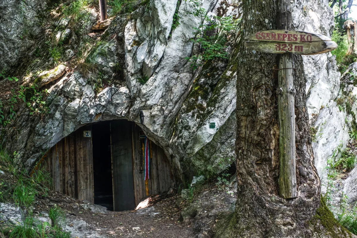 Csodás panorámák a Kéktúra útvonalán, ahonnan terepasztallá törpül a világ - Cserepes-kői barlangszállás/ Fotó: kektura.hu, Burger Barna