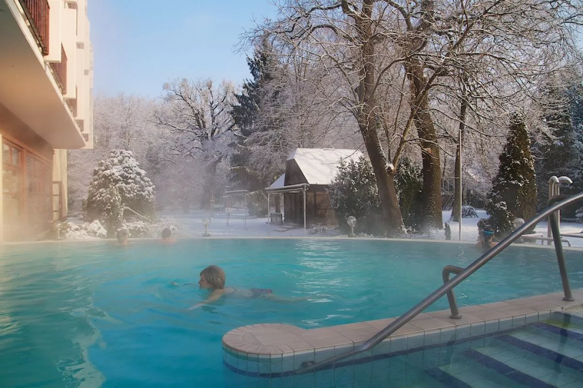 Téli fürdőzés meleg vizes kültéri medencében a hulló hópelyhek alatt - Ensana Thermal (Sárvár)