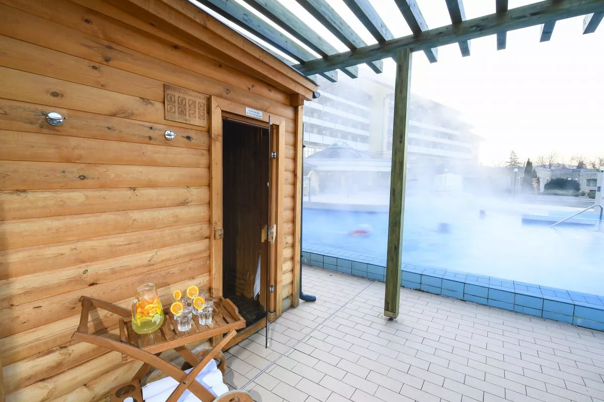Téli fürdőzés meleg vizes kültéri medencében a hulló hópelyhek alatt - Hunguest Hotel Pelion****sup (Tapolca)