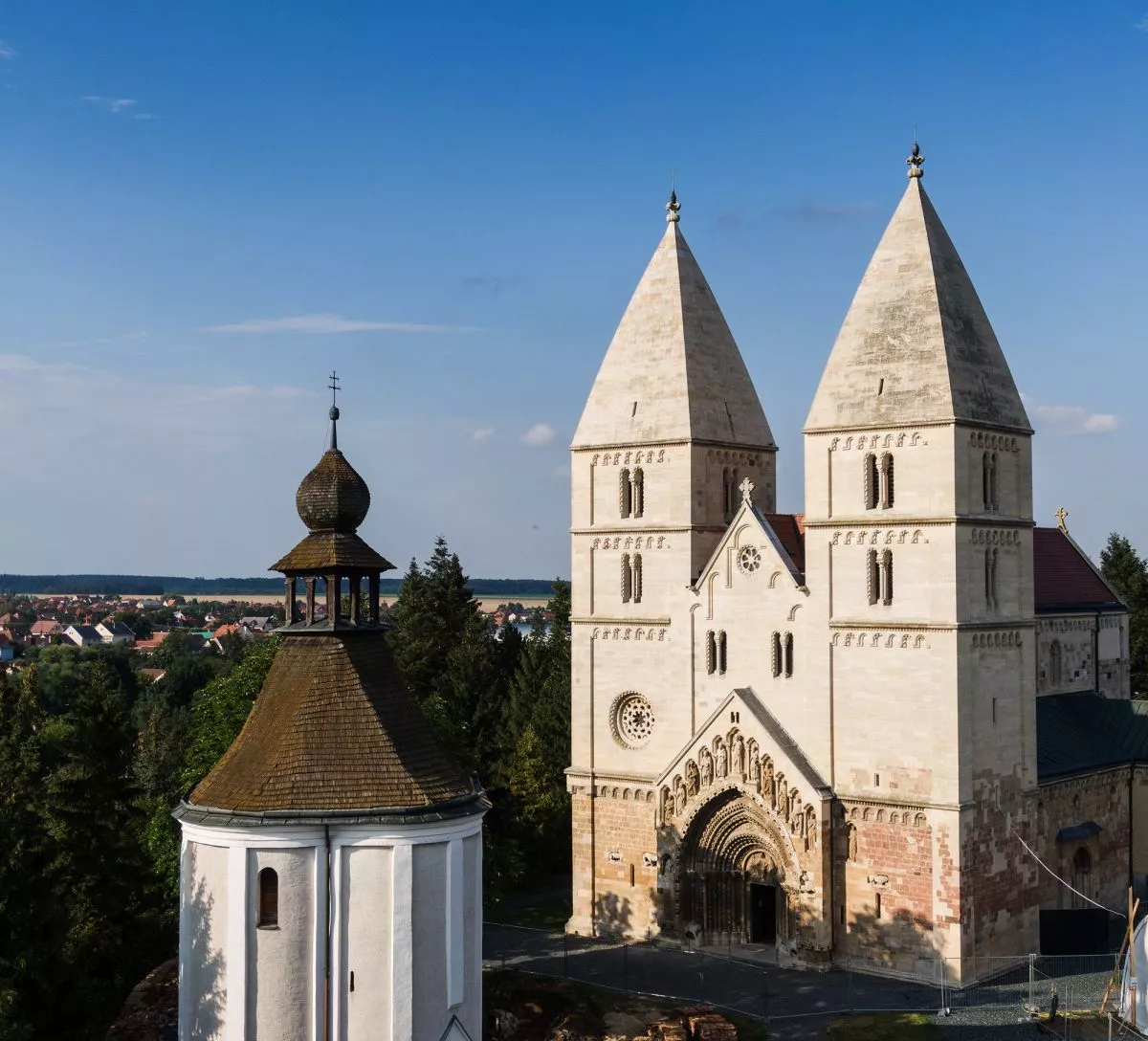 Bájos magyar falvak a határ mentén - Jáki templom