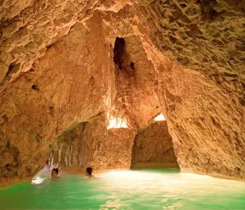 „Csillagfényes” barlangfürdőzéstől a csendes wellnessig ‒ 5 mesés fürdő a téli hideg ellen