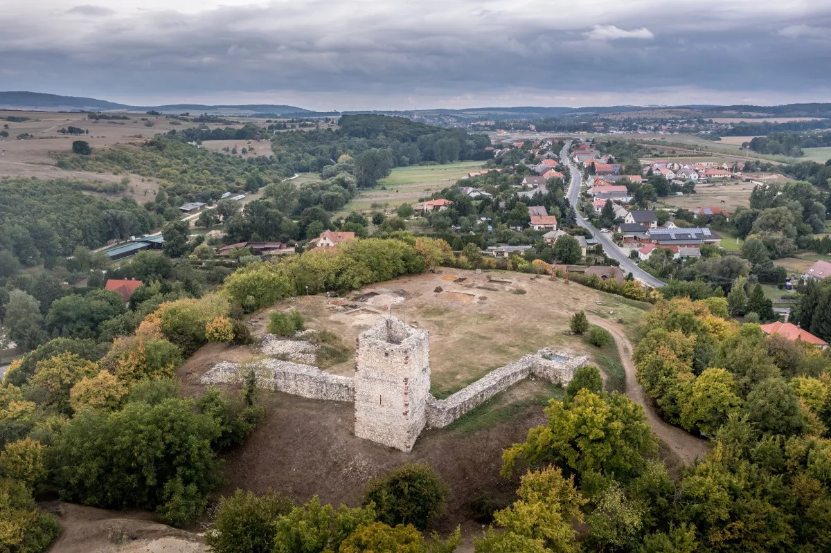 Várak és várromok Magyarországon - Essegvár, Bánd